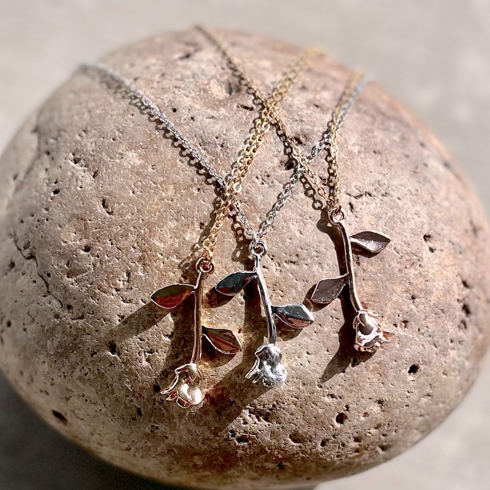 GOLD ROSE NECKLACE - Picture 4 of 7